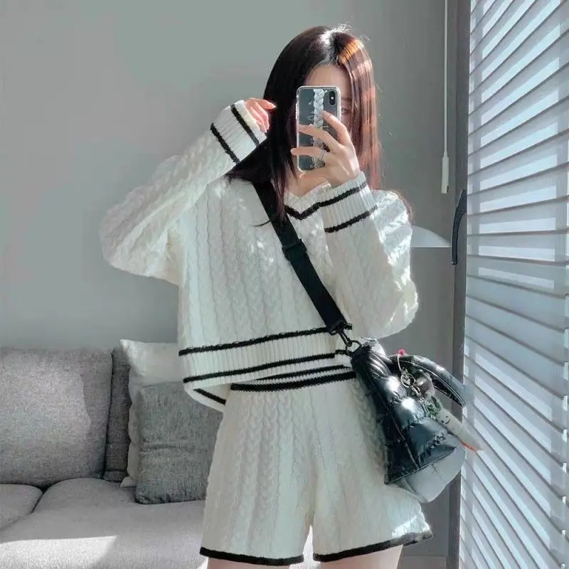 

Two-Piece Set Hemp Pattern Contrast Color V-Neck Short Sweater Sweater Shorts 2024 Autumn Winter New Loose Niche Design Suit