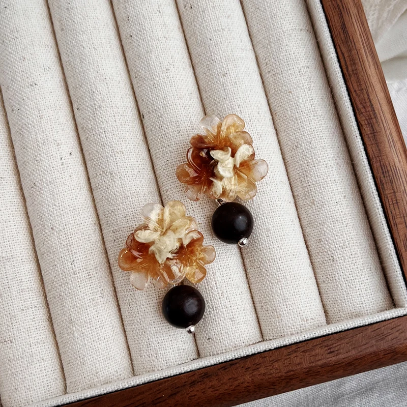 جديد النمط الصيني الاكريليك مصبوغ زهرة خشبية قلادة بها خرزات أقراط للمرأة مجوهرات الأزياء الخريف والشتاء 2025 اكسسوارات