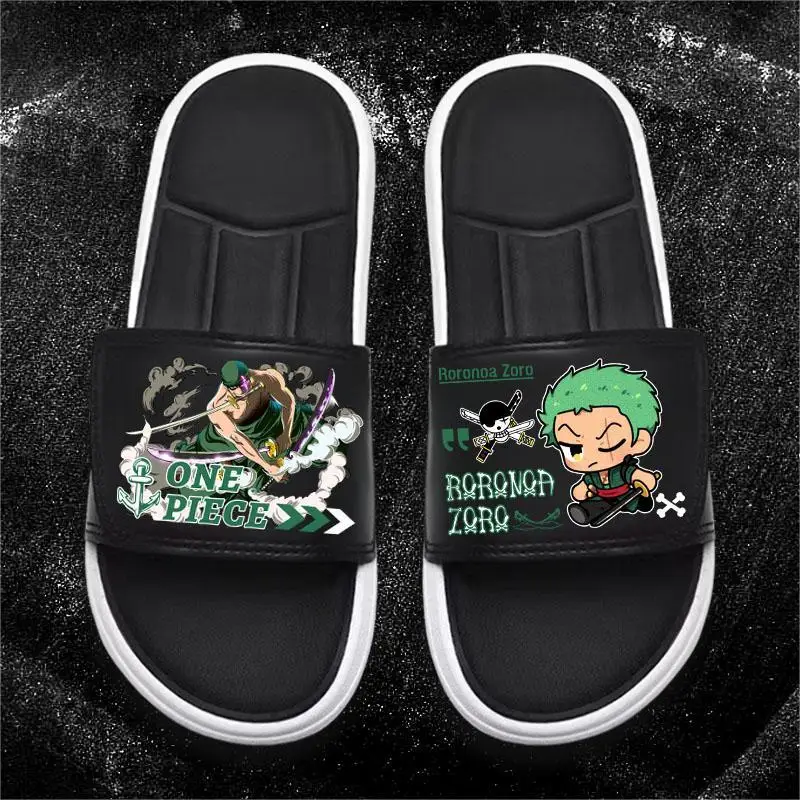 Die Cartoon-Hausschuhe „One Piece Monkey D. Luffy Roronoa Zoro“ sind weiche und bequeme Flip-Flops, die man im Sommer außerhalb des Hauses tragen kann. – Detail 3