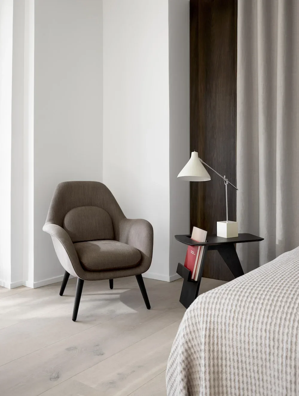 Klassischer Couchtisch mit Zeitungsständer und Couchtisch