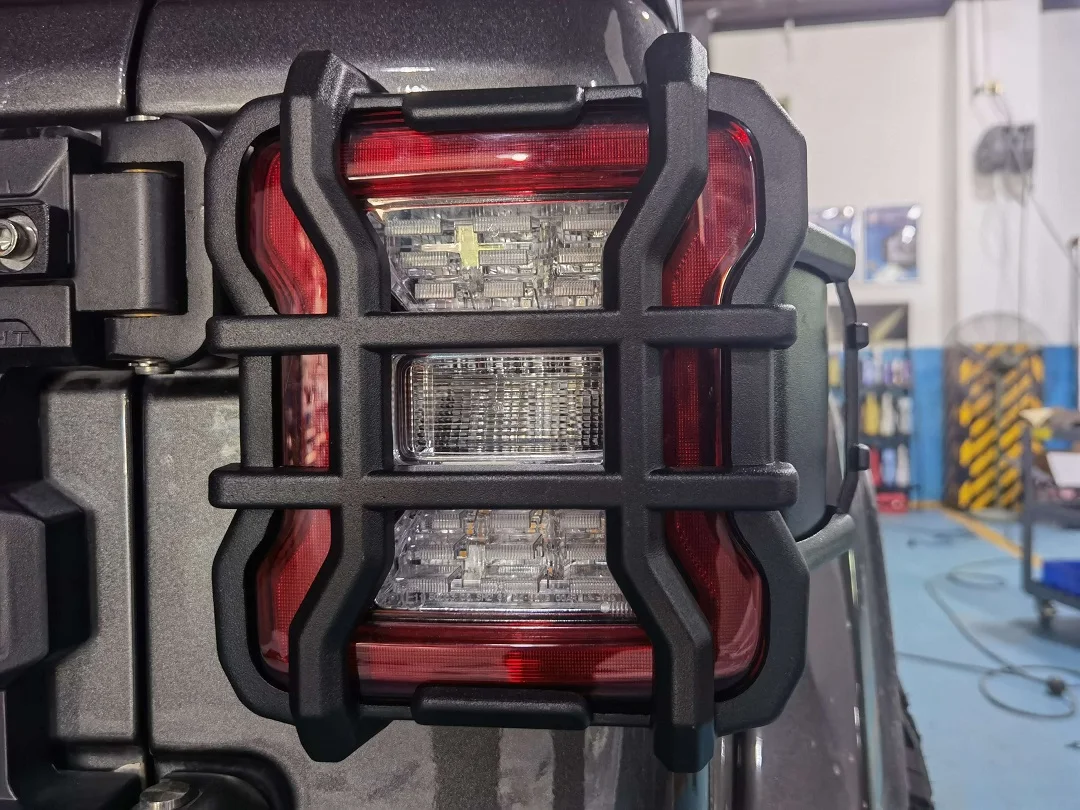 LantSun 2 szt. Osłona tylnej lampy osłony osłony tylna lampa osłony dla Jeep Wrangler JL 2018 + JL1241