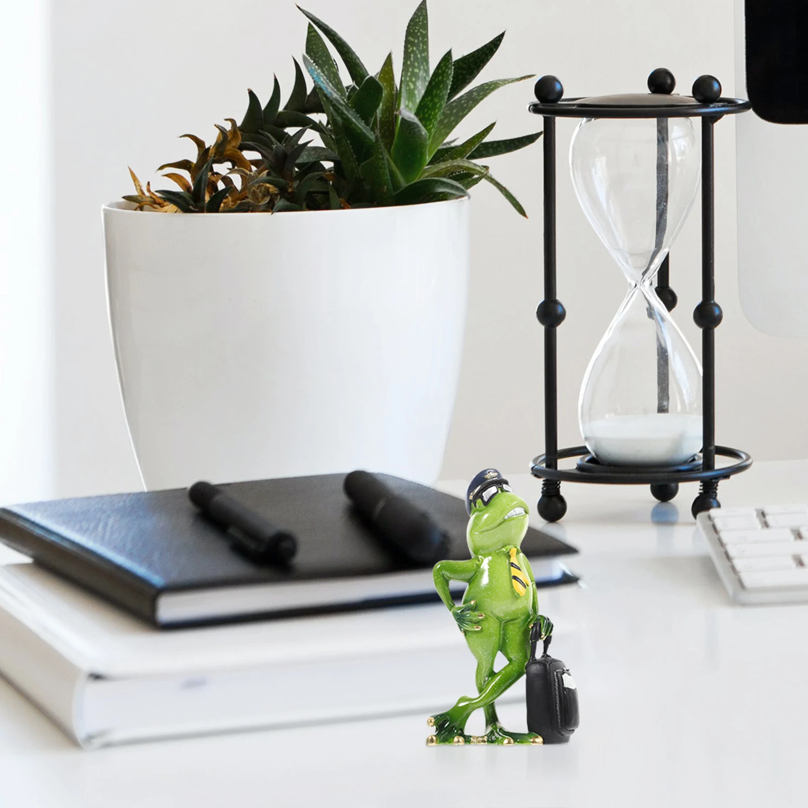 

Frog Decoration Resin Frog Garden Decor Statue Home Office Desk nament Miniature Model Home Decor Frogs Yard Art Outdoor