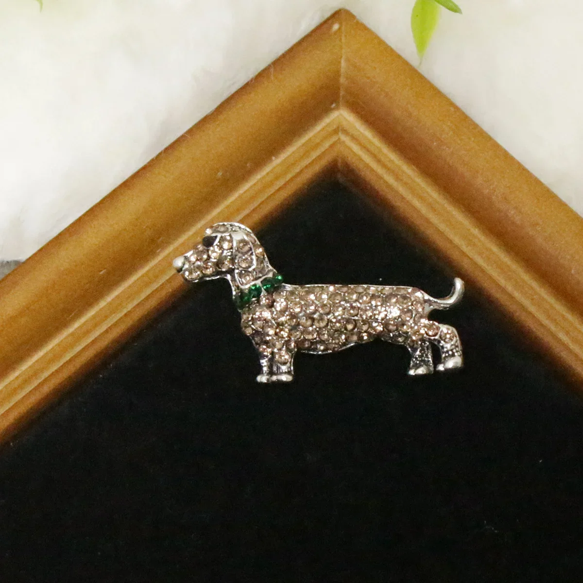

Luxury Poodle Brooch Personality Cute Dog Corsage Animal Lapel Pins Fashion Women Coat Jewelry Accessories Women's Brooch
