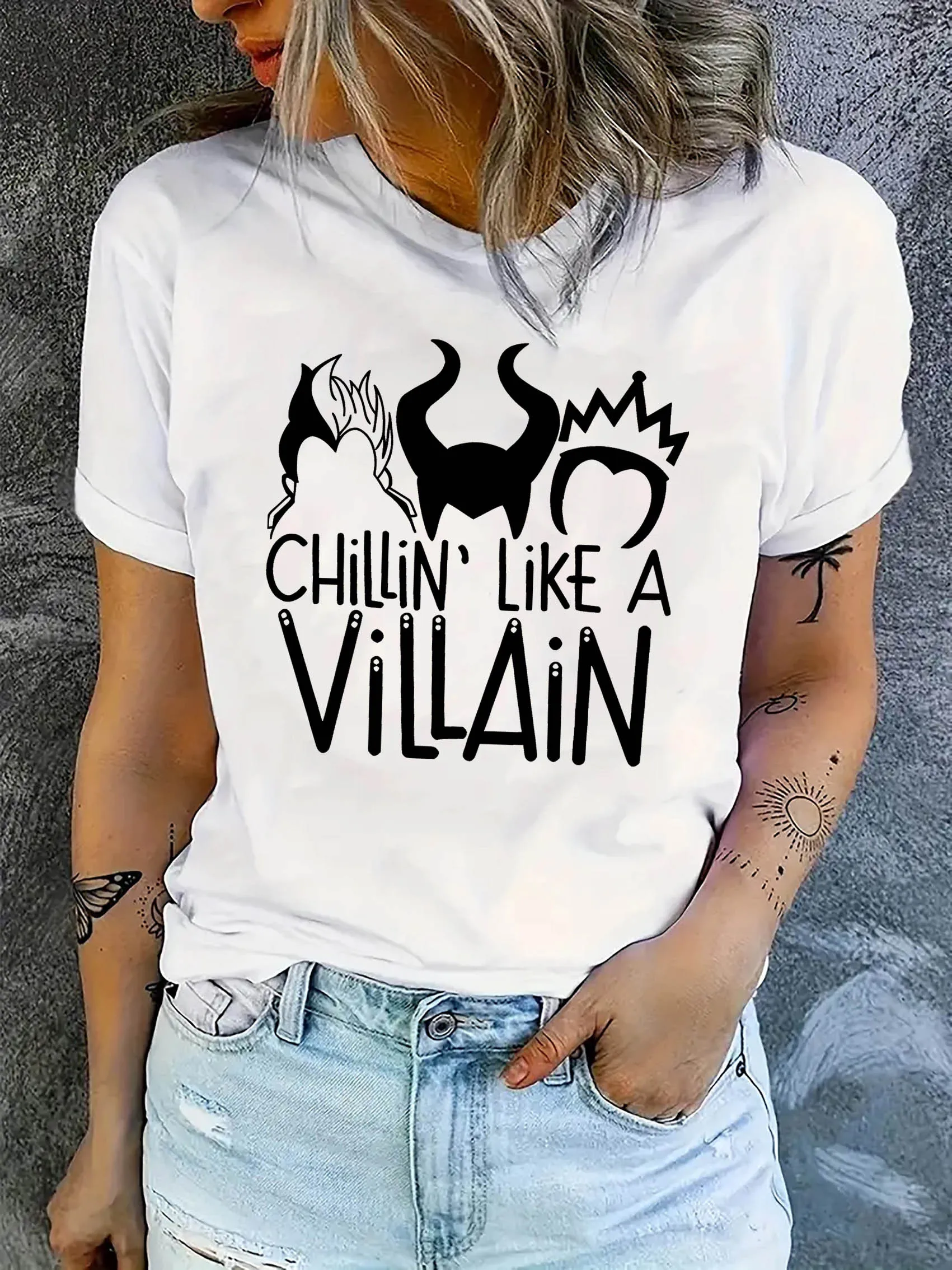 

Женская повседневная футболка с коротким рукавом — графический принт «Chillin' like a Villain» с короными скелетами, дизайн шляпы ведьмы