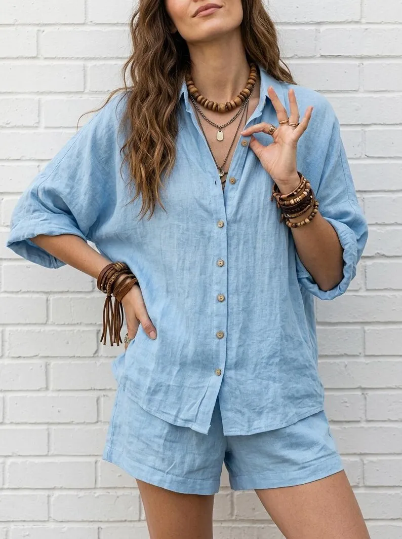 Detalhe da Camisa de Botões e Shorts do Conjunto