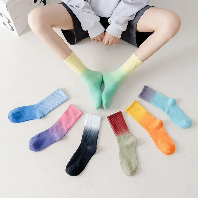 Gradient socks, medium tube sports socks, female outerwear socks, European and American street skateboard tie dyed socks