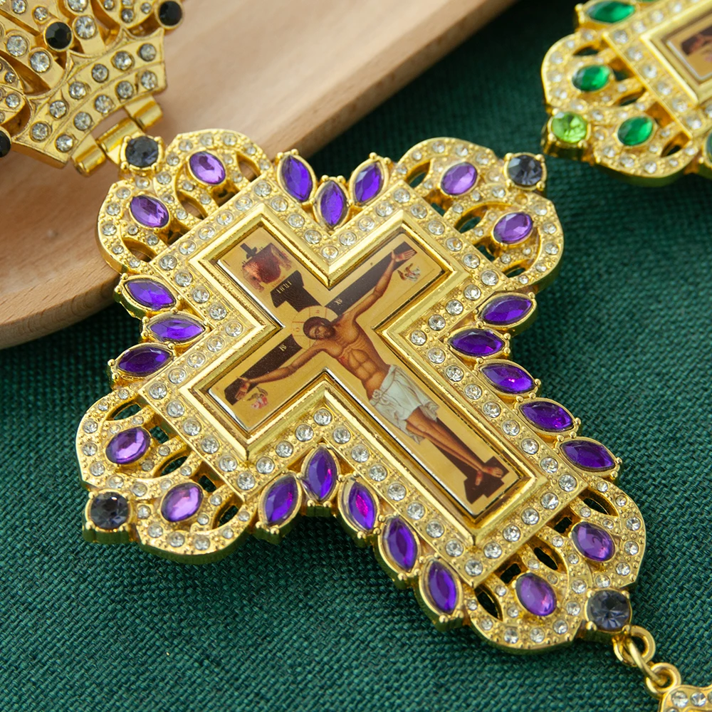 HTISOK Goldfarbenes Orthodoxes Kreuz-Anhänger mit farbigen Strasssteinen, christliches Kruzifix, religiöses Geschenk für Männer und Frauen mit Box – Detail 3