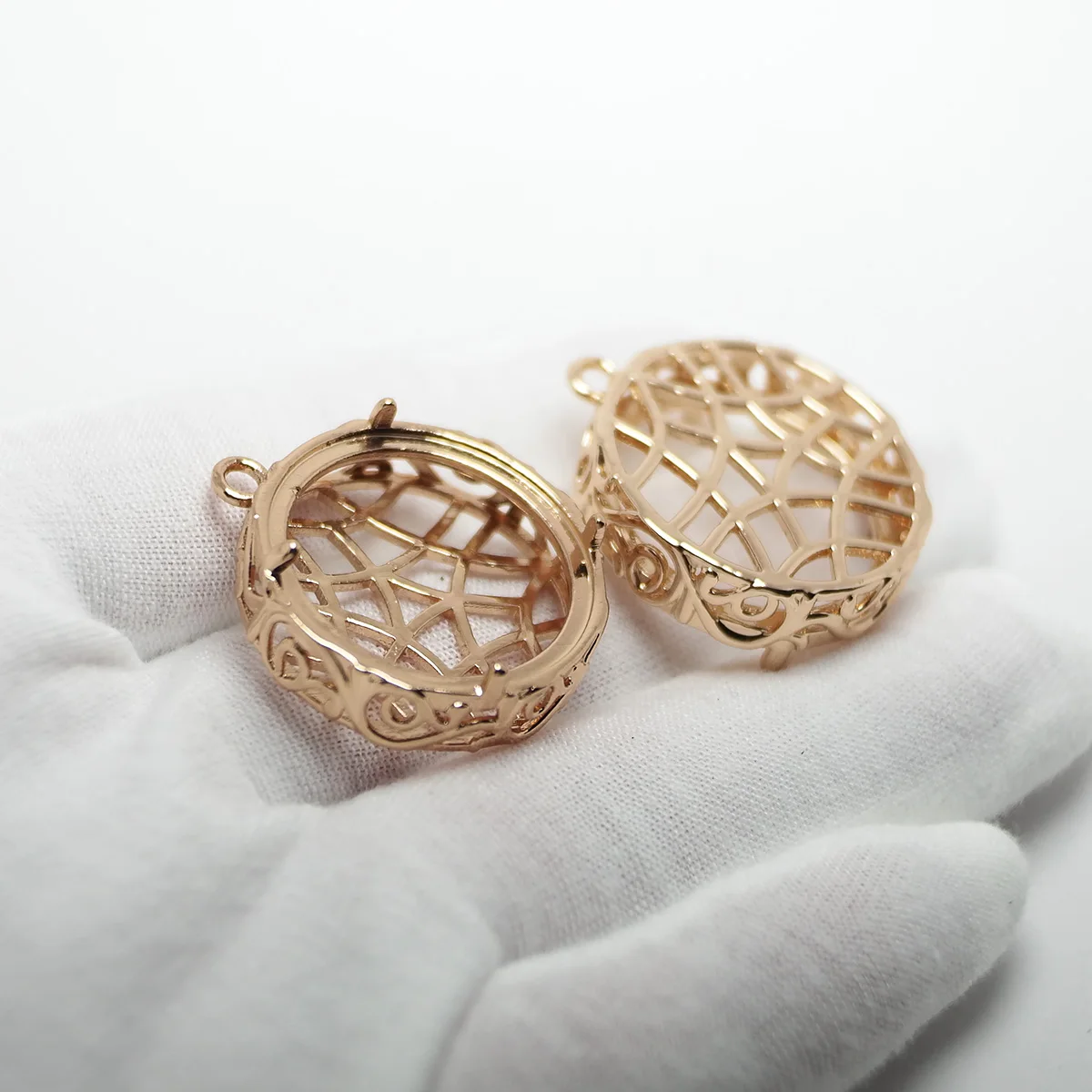 1pcs Classy Crown Charms, Gold Color Plated Brass Vintage Pendant, Jewelry Necklace Making, Inlayable Bridal Jewelry, ID 25mm view 5