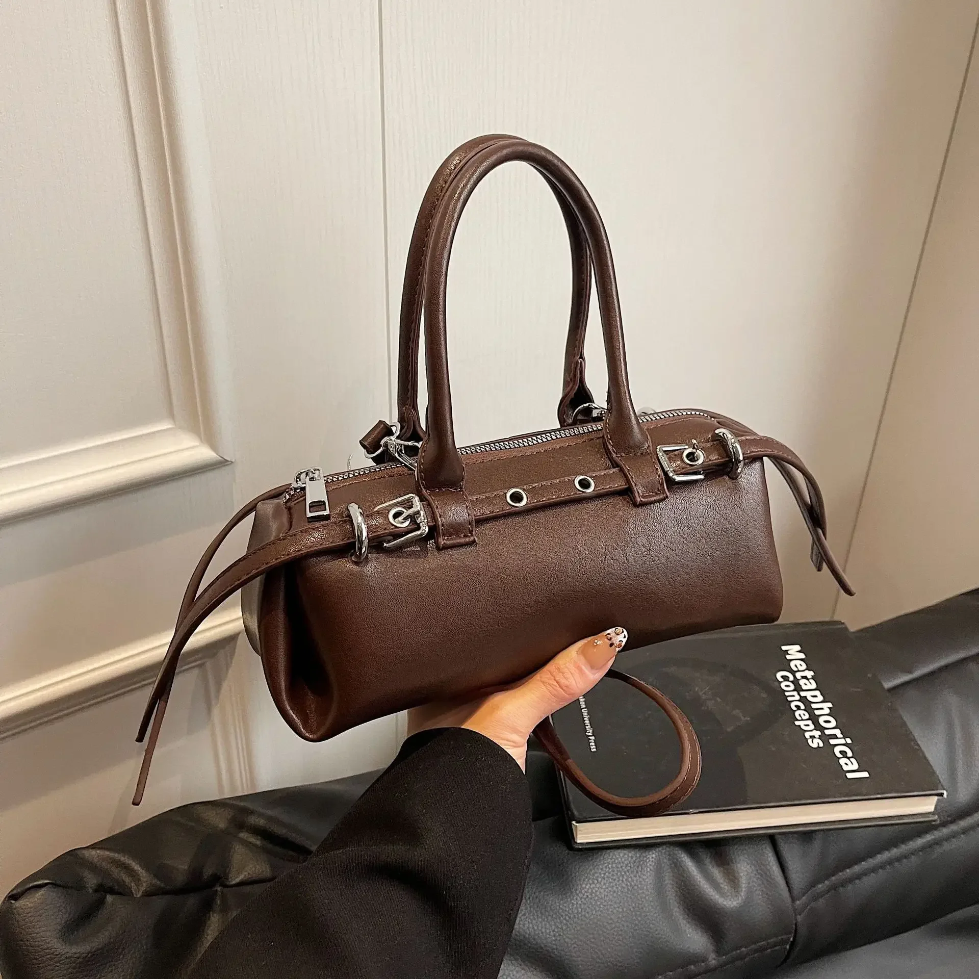 

Korean Version of Dachshund Retro Baguette Bag Women's 2024 Lock Buckle Personality Popular Underarm Shoulder Spice Girl Handbag