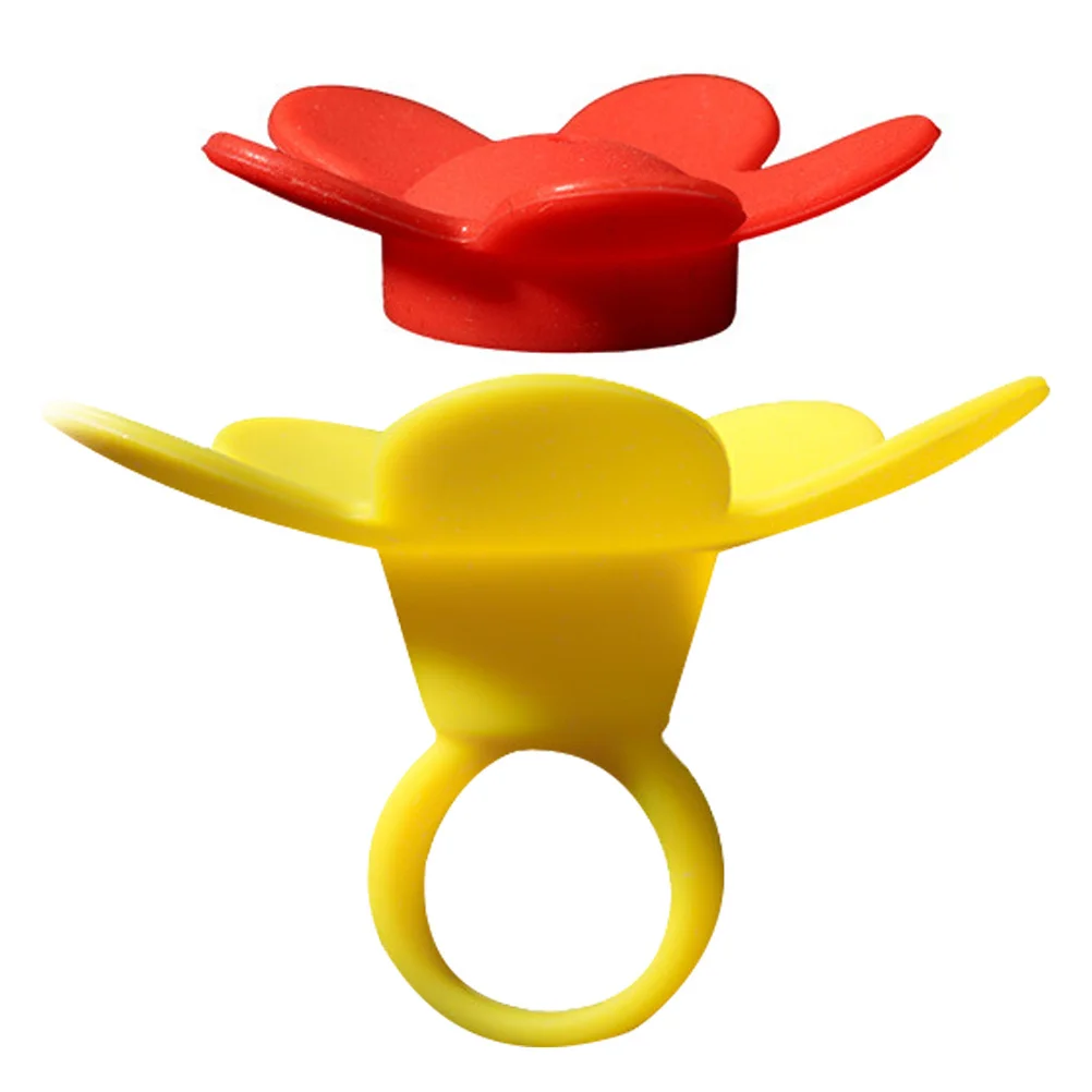 

Creative Ring Hummingbird Feeder Silicone Hand-Held Outdoor Bird Feeding Tool for Close-Up Wildlife Experience Wearable Design