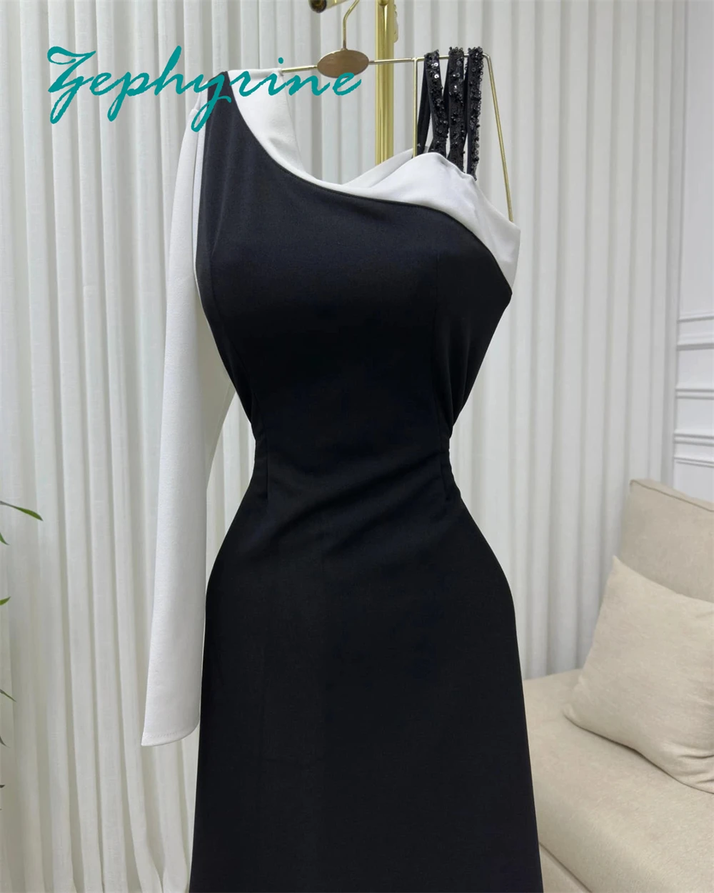 Maßgeschneidertes schwarzes A-Linien-Abendkleid mit einer Schulter, Satin, Kleider für besondere Anlässe, hochwertiges Kristall-Abschlussballkleid