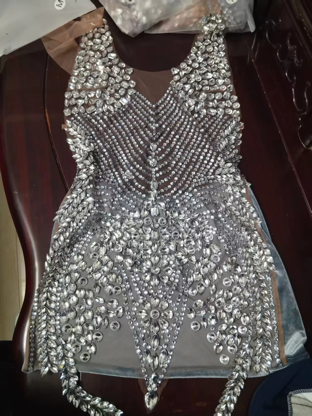 ชุดราตรีหรูหราประดับมุกและคริสตัล  ชุดมินิเดรสแบบผูกคอ  ชุดปาร์ตี้วันเกิด  ชุดออกงานกลางคืน