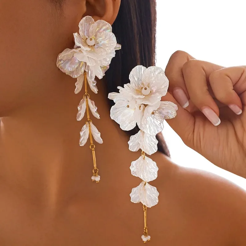 Elegante weiße Blütenblatt-Blumen-Tropfenohrringe für Frauen, Kpop, hängender Piercing-Ohrring, ästhetischer Mi, Brautschmuck, Accessoires