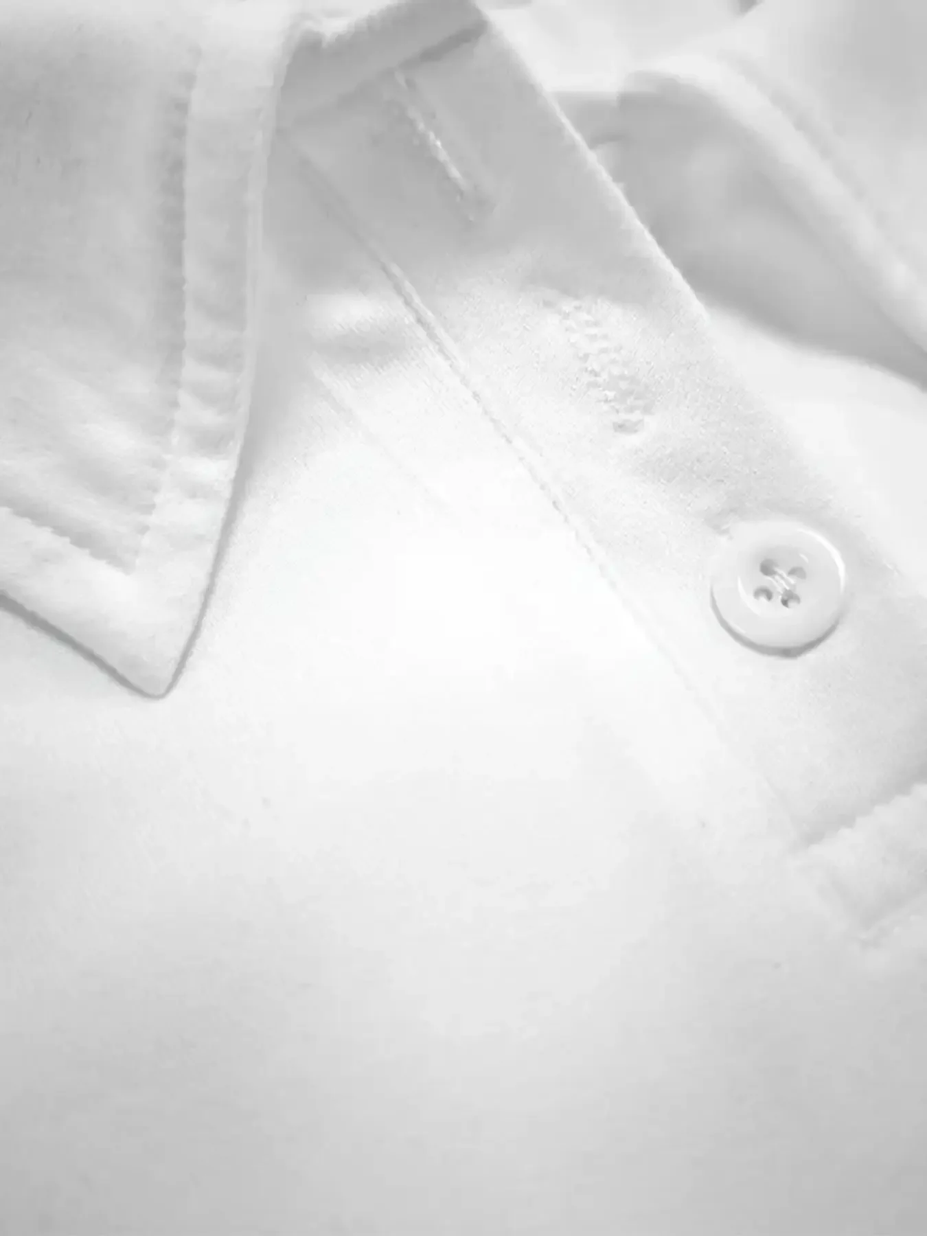 "Y2K wit poloshirt: tijdloze Y2K-esthetiek"