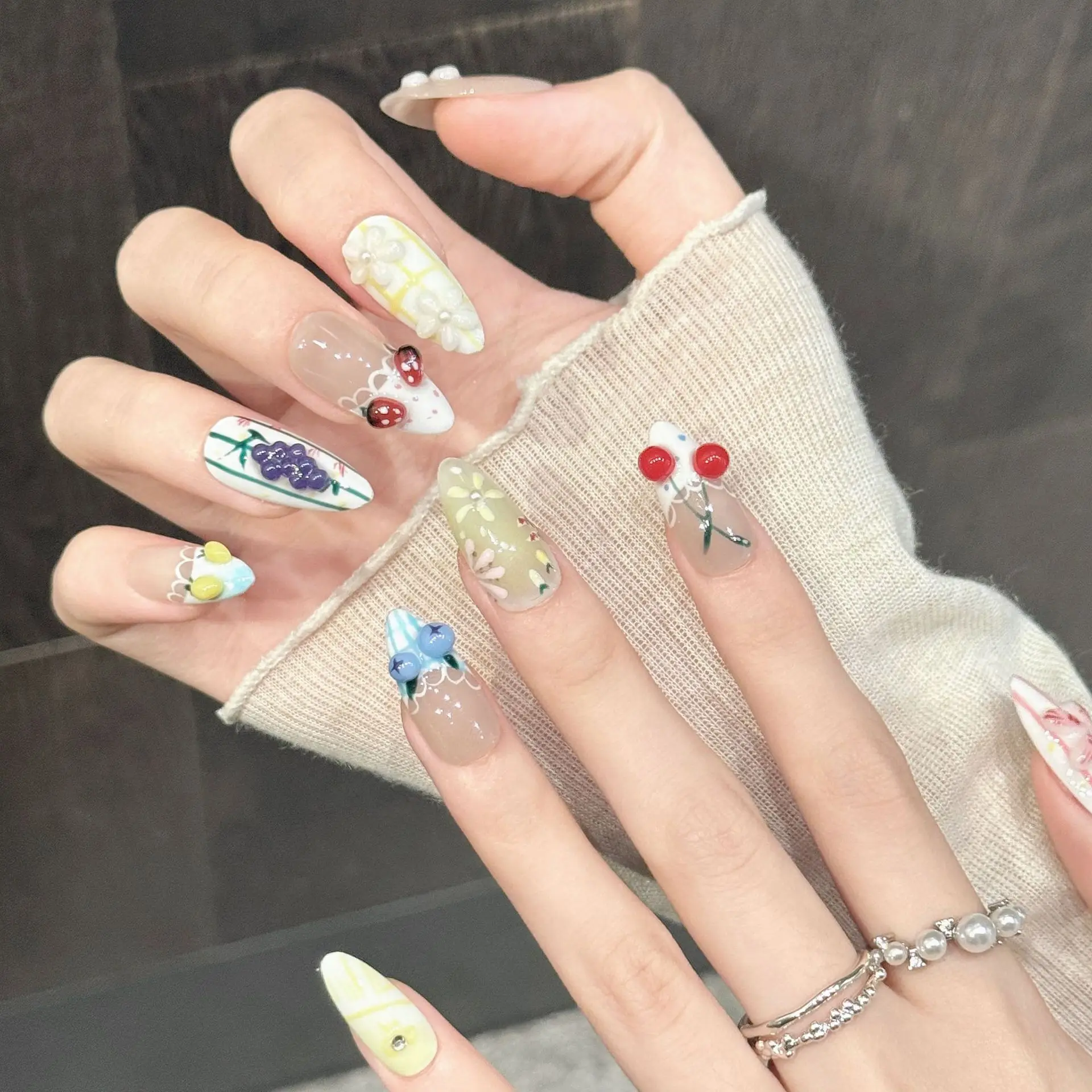 10 Stück handgemachte Mandel-Press-On-Nägel, handbemalte geprägte Blumen und Früchte, Bare Wave Point, geeignet für Partys, Alltagsgebrauch. – Detail 5