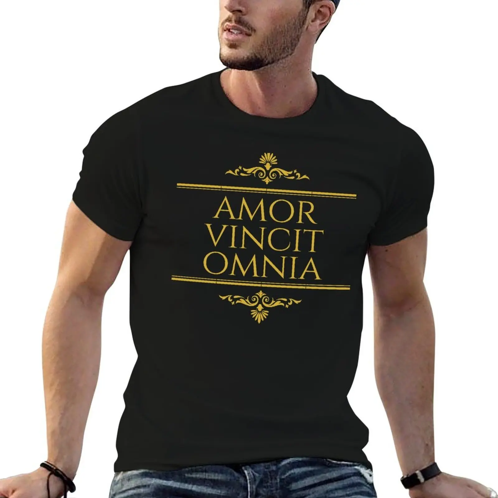 Amor Vincit Omnia Love Conquers All Stacked Gold - T-shirt avec phrases latines pour homme, t-shirt en coton