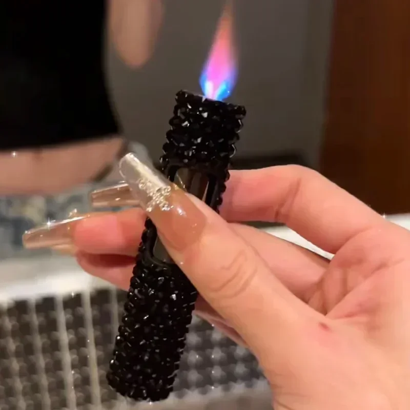 2025 Mini encendedor inflable de lujo con diamantes de imitación para niñas y mujeres, encendedor portátil de Metal a prueba de viento con llama rosa azabache, herramienta pequeña