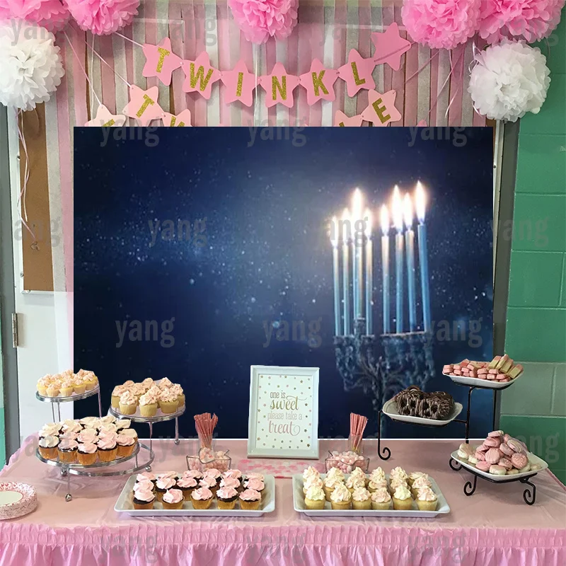 شمعدانات هابي هانوكا خلفية سوداء مخصصة مصورة للشموع الخشبية كخلفية للعطلات العائلية مع بريق