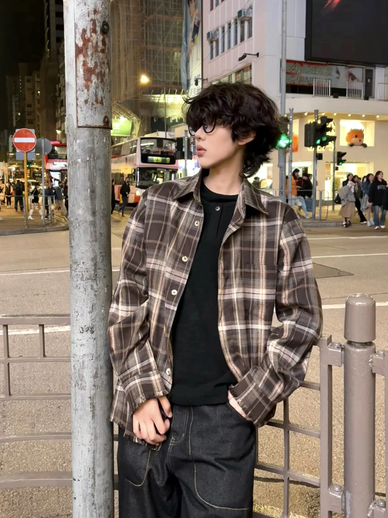 قميص رجالي كاجوال أمريكي بنمط مربعات وقصة فضفاضة بأكمام طويلة، مريح وعملي وقابل للتنفس مصنوع من ألياف البوليستر