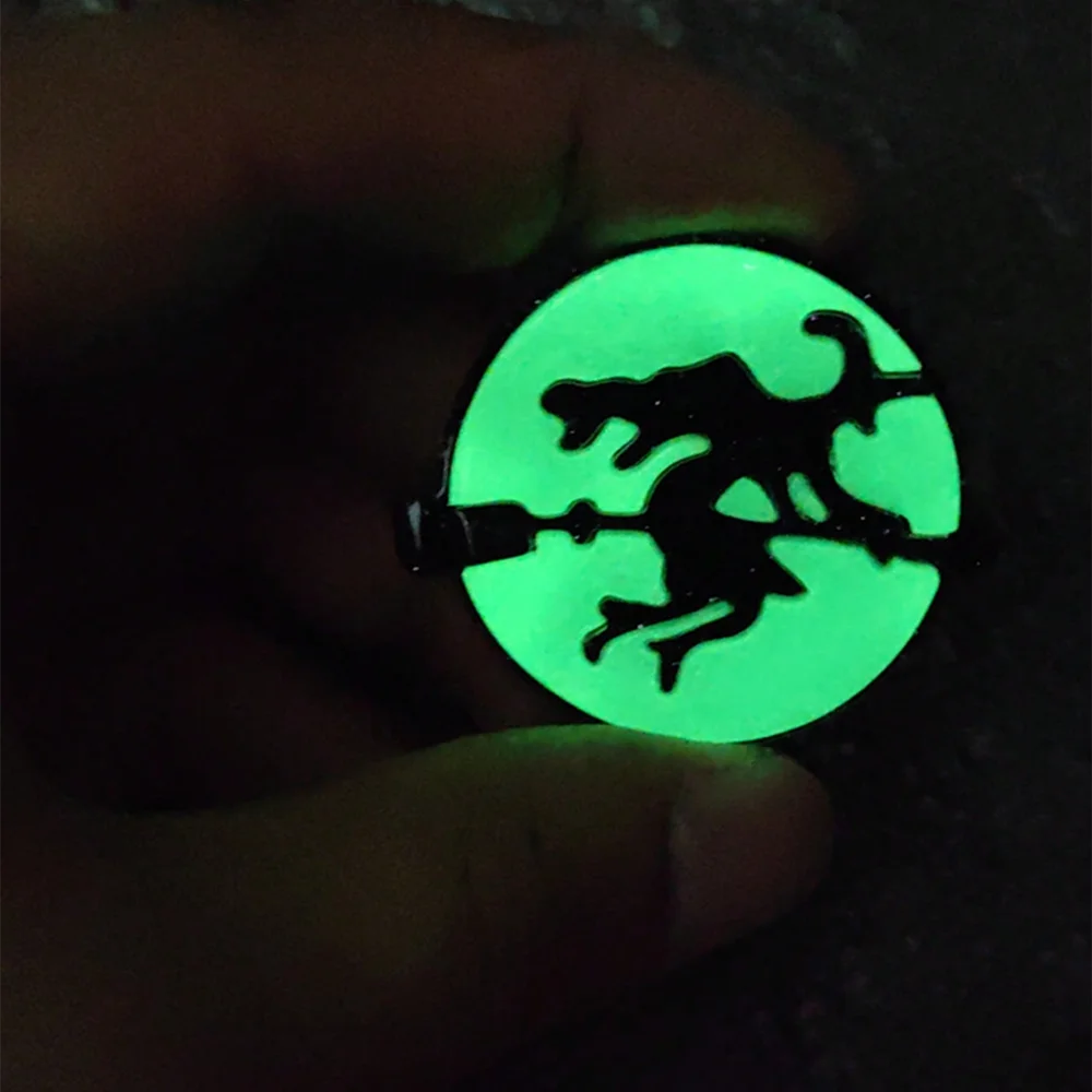 Halloween Day Acrylic Bat Night Light Brooches for Women Glitter Pumpkin Brooch Lapel Pins Clothing 2024 Trend Accessories