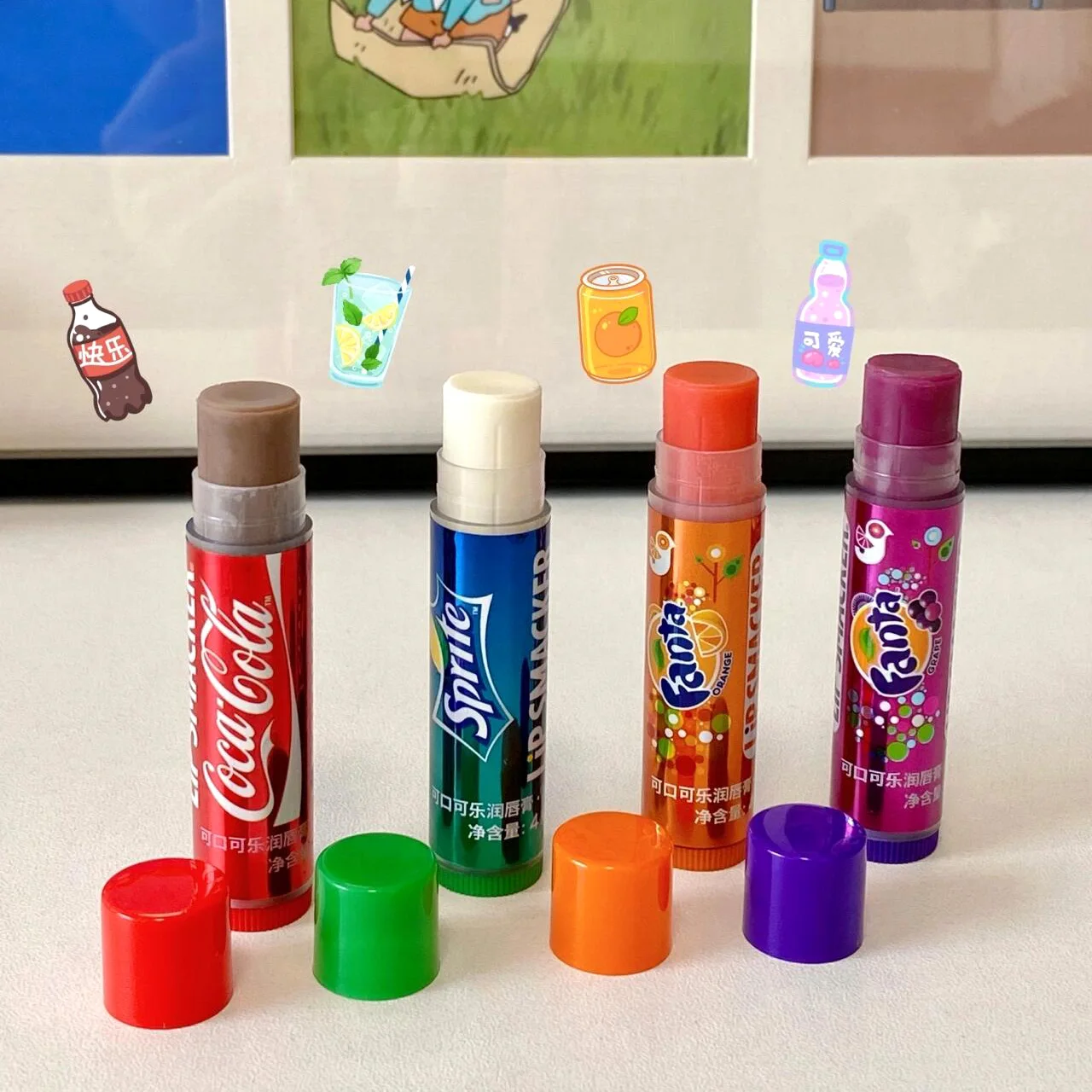 

LiP Smacker X Coca-Cola Набор из 4 предметов Стойкий увлажняющий бальзам для губ Идеальный подарок для любителей Coca-Cola Рождественский подарочный набор