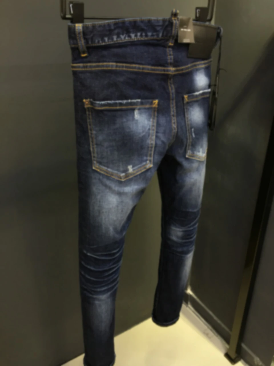 2024 Otoño D2 Jeans para hombres de moda, lavados, desgastados, parches, pintados, corte tridimensional, pies pequeños, azul