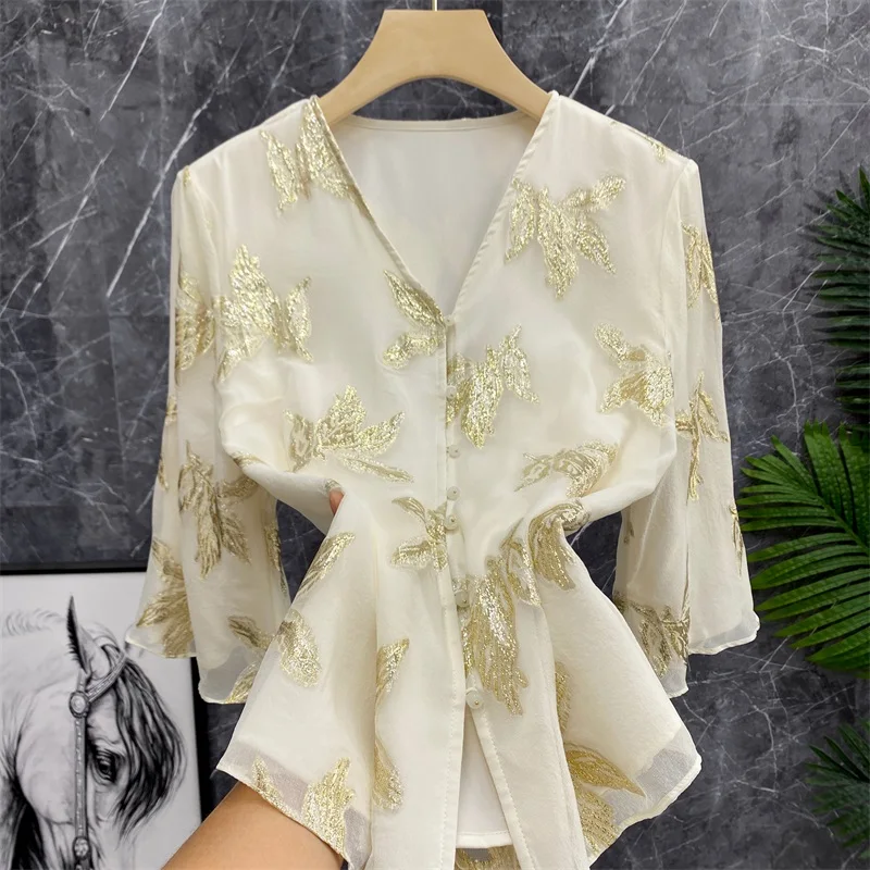 

Элегантная шелковая блузка с V-образным вырезом, блестящей вышивкой и золотой этикеткой, высококачественная обработка, шелковый топ для женщин, прямой крой, стандартный размер.