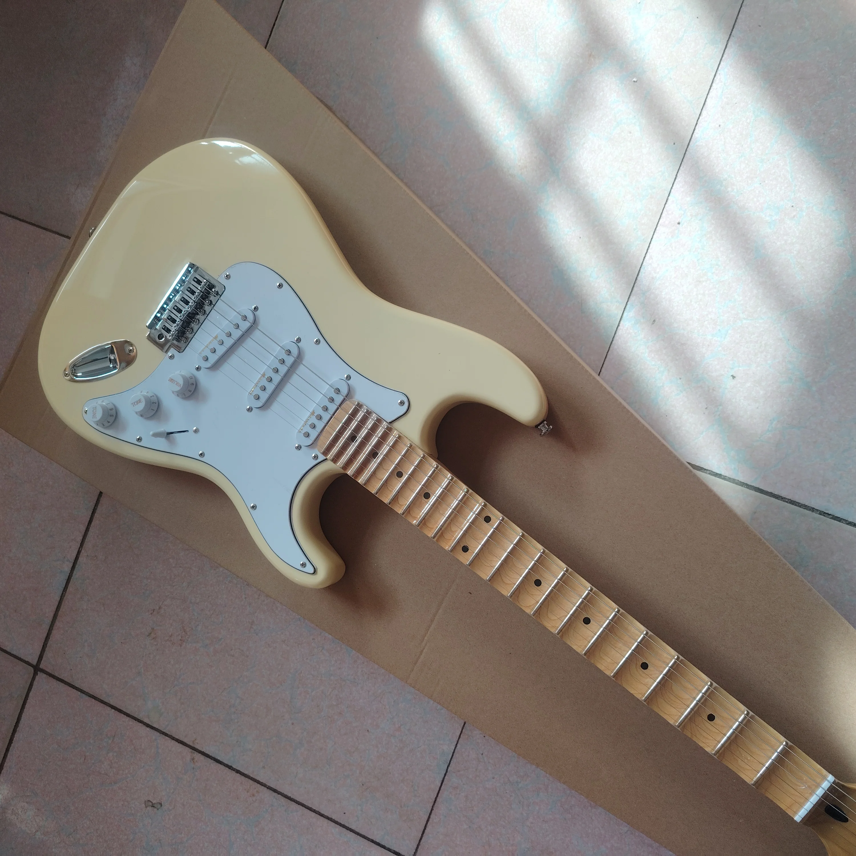 جيتار كهربائي أصفر حليبي عالي الجودة/لوحة أصابع على شكل مروحة/22 فريتس/لوحة أصابع القيقب/شحن سريع من مستودع الولايات المتحدة #5