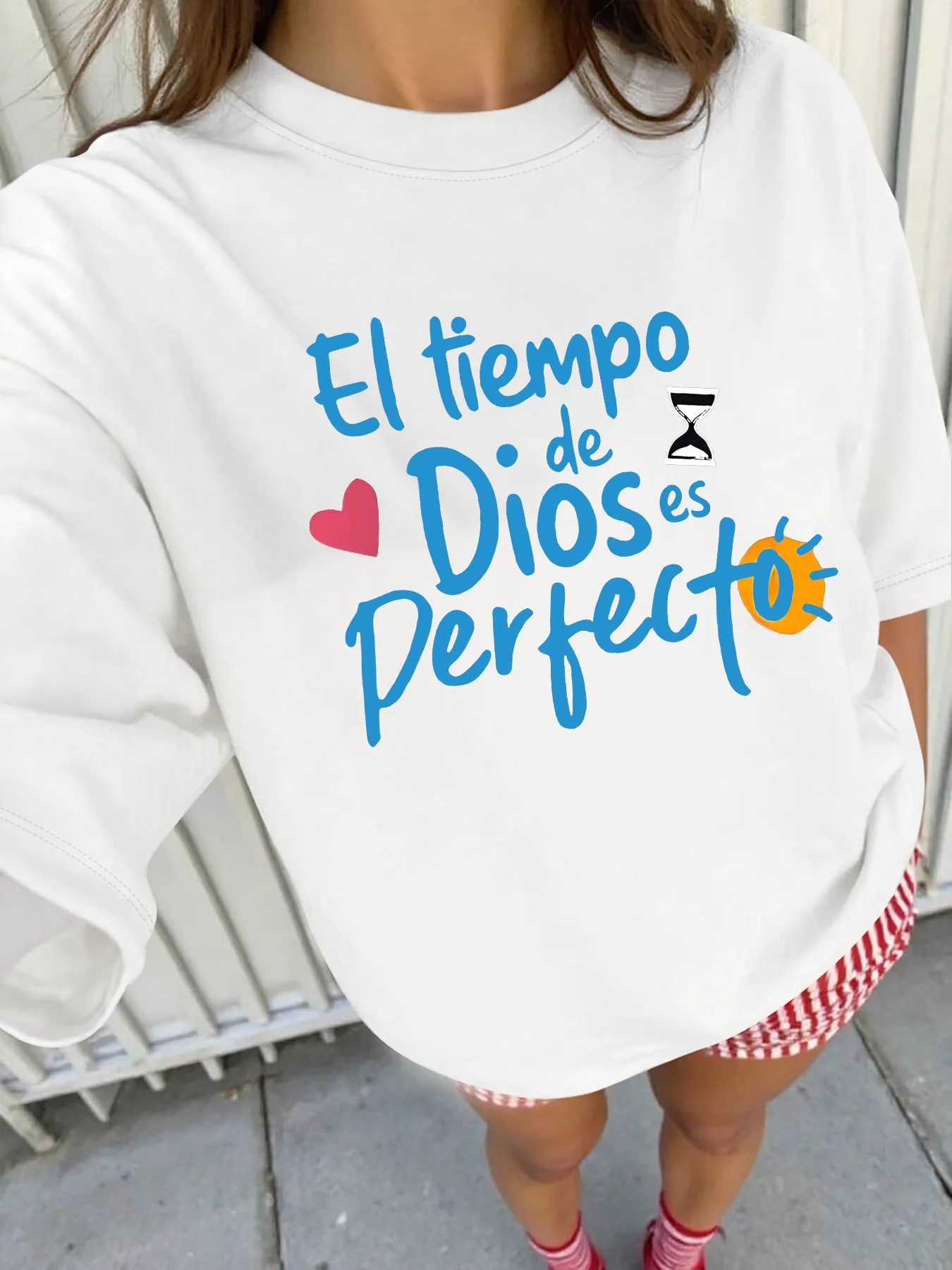 Damska koszulka plus size z krótkim rękawem, czarna - El tiempo de Dios es Perfecto, hiszpański nadruk, stylowa, codzienna bluzka z motywem religijnym.