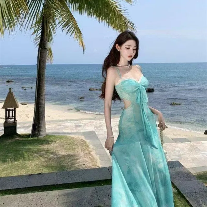 A Stunning Green Printed Halter Dress for Island Photos Lace Long Dress with Waist-exposing Vacation Style for Hot Girl's Outing
