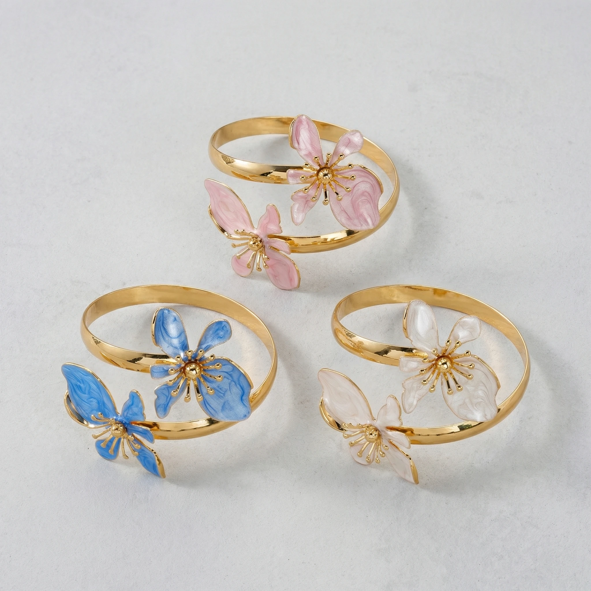 Direkt vom Hersteller: Elegantes, vergoldetes, verstellbares offenes Armreif mit Emaille-Blumen für Damen – Ästhetischer Partyschmuck als Geschenk – Detail 4