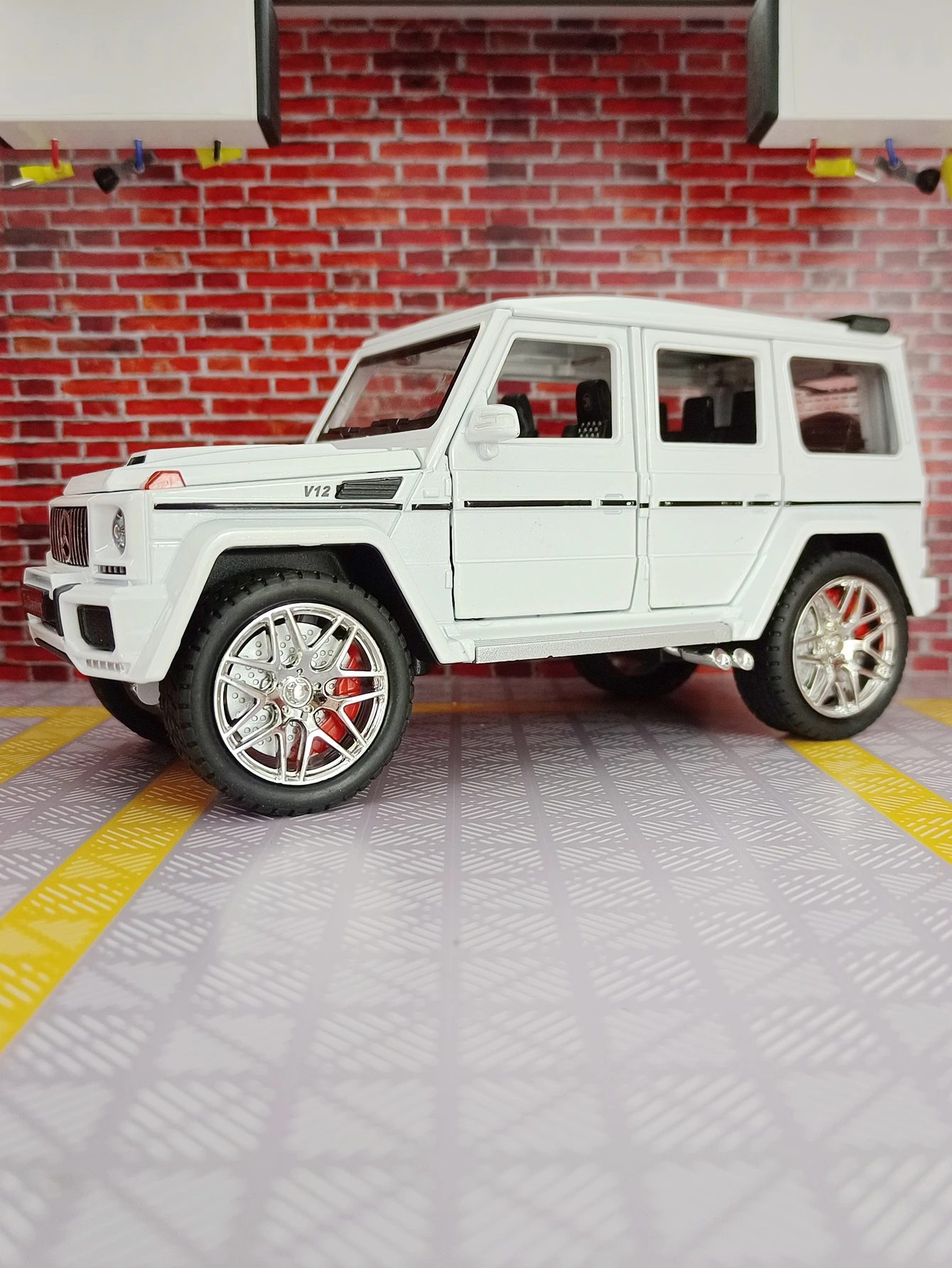 1:24 simulation Mercedes Benz G63 alloy off-road vehicle model, car accessories collection, door can be opened