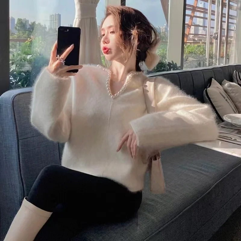 Women's 2024 Fashion New Style Design Sense Pearl's V Neck Long Sleeves Knitted Sweater Temperament Versatile Comfortable Autumn