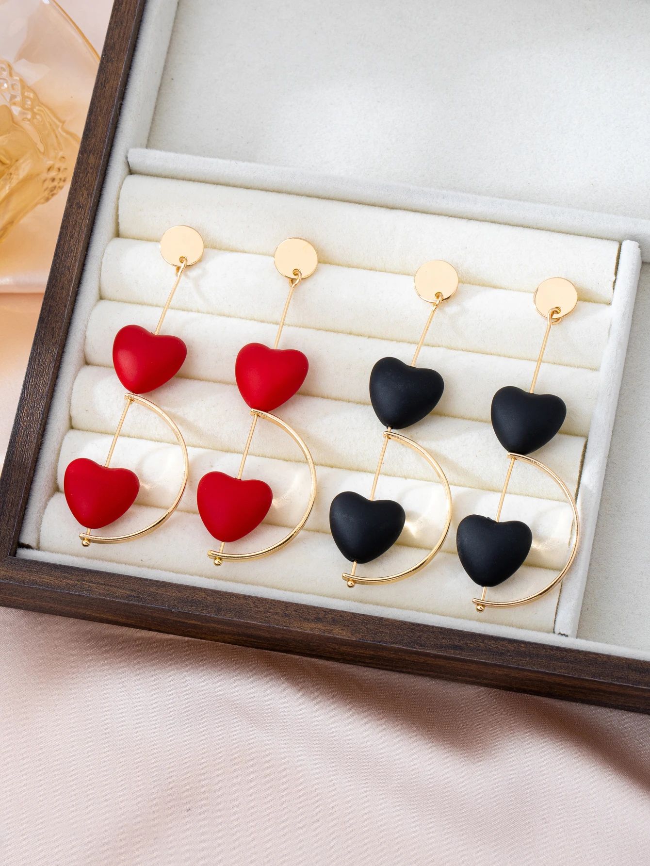 1 Pair of Minimalist, Gentle, Commuter-Style Heart-Shaped Women's Earrings, with a Matte Double Heart Arc Design, Niche Design Suitable for Daily Commuting, Dating, Light Business Occasions, Girls' Afternoon Tea, and Spring Outings, Women's Accessories That Can Be Paired with Minimalist White Shirts, Knitted Cardigans, French Dresses, Casual Suits, and Gentle-Style Slip Dresses