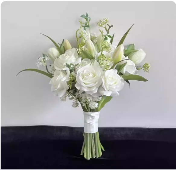 

New Korea hand-held white rose bouquet engagement wedding artificial flower 520 girlfriends di gift special spherical.
