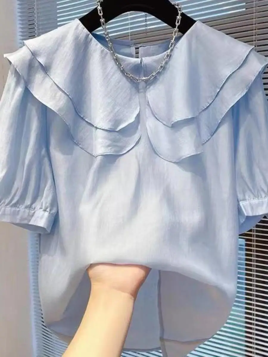 camisa-elegante-azul-de-manga-curta-em-seda-e-chiffon-com-gola-boneca-e-bolso-lenco-–-linda-e-moderna