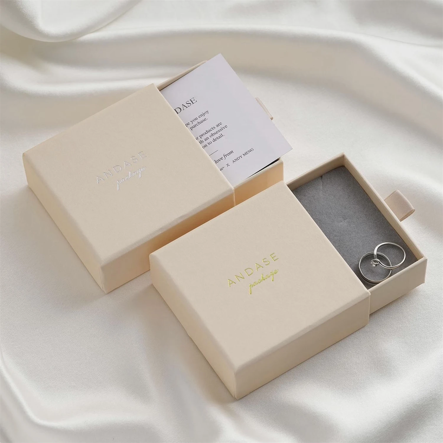 

20 шт. 9*9*3,5 см телесная бумажная коробка на заказ толстая коробка для ювелирных изделий персонализированный логотип ожерелье серьги кольцо упаковочная коробка для ювелирных изделий Бу