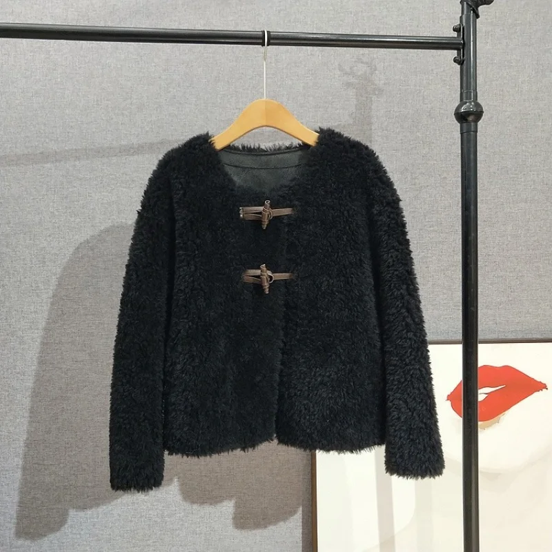 2025 نمط جديد زر جولة الرقبة فرو الضأن معطف جلد المرأة الأغنام شيرلينغ سترة قصيرة JT521