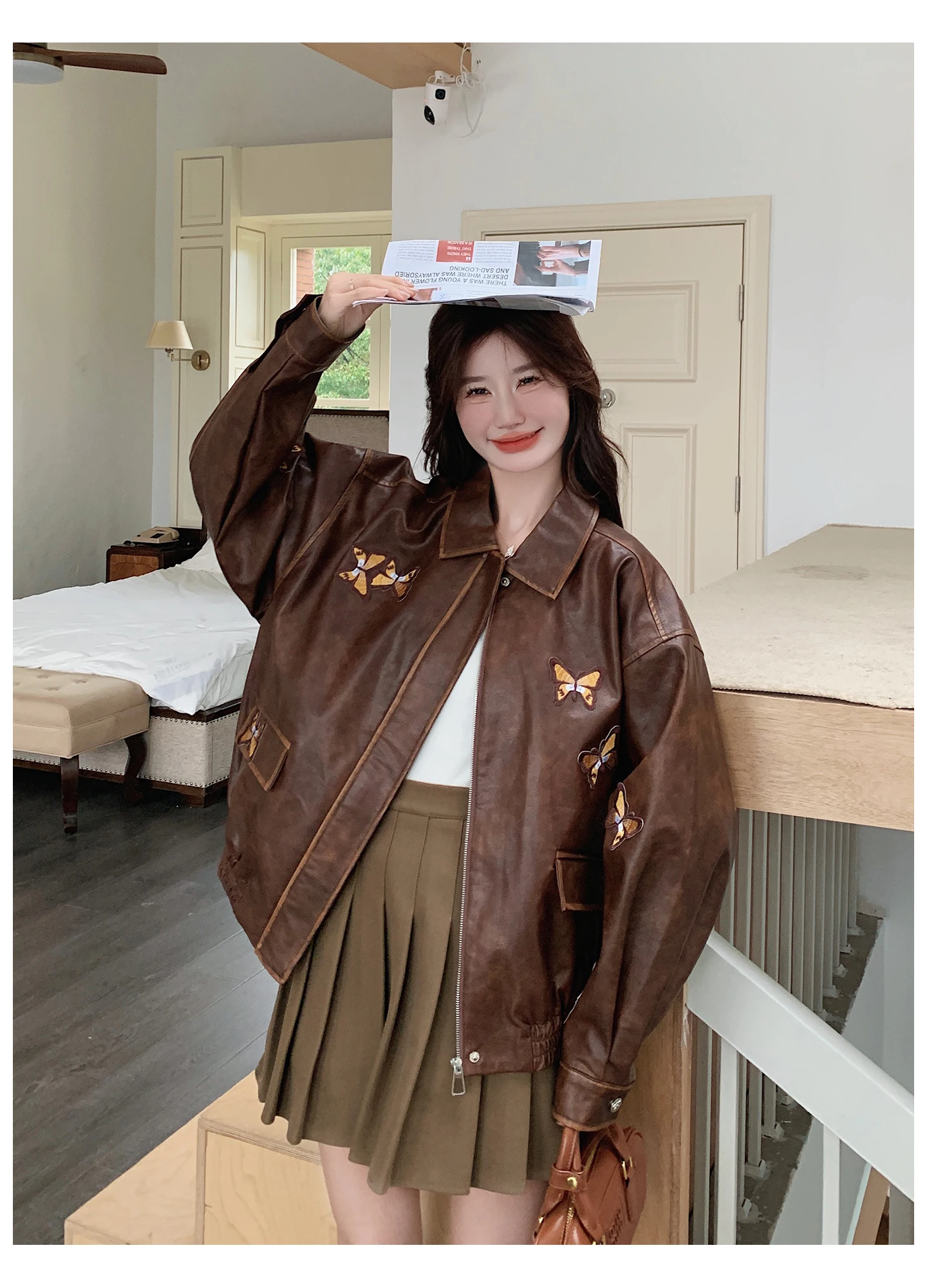 2025 الربيع والخريف جديد القهوة اللون الرجعية القوس المطرزة دراجة نارية سترة جلدية المرأة فضفاضة معطف قصير غير رسمي