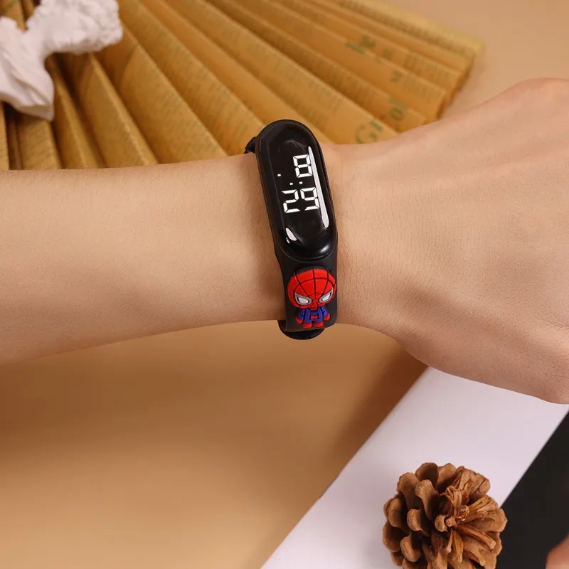 Beast Kingdom Batman Homem-Aranha Homem de Ferro Figura de desenho animado Relógio Criativo Bonito Crianças Estudante LED Relógio Eletrônico À Prova D 'Água