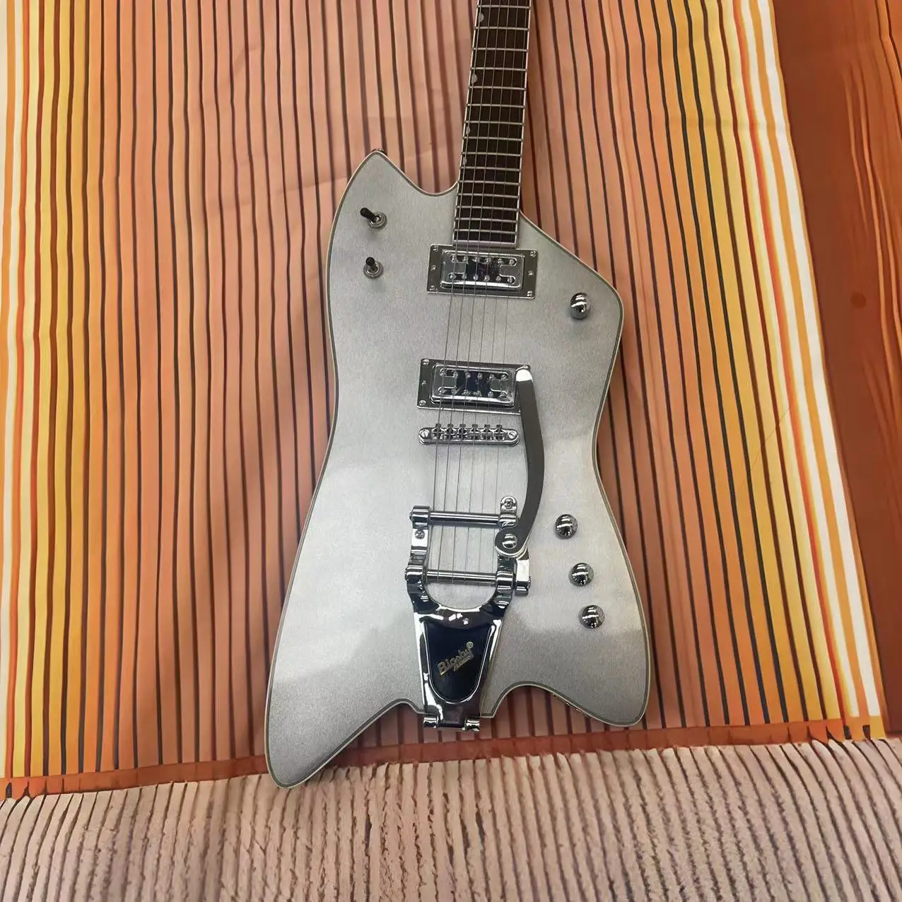 Electric guitar with 6 strings, metal silver body, rosewood fingerboard, maple track, real factory pictures, can be shipped with