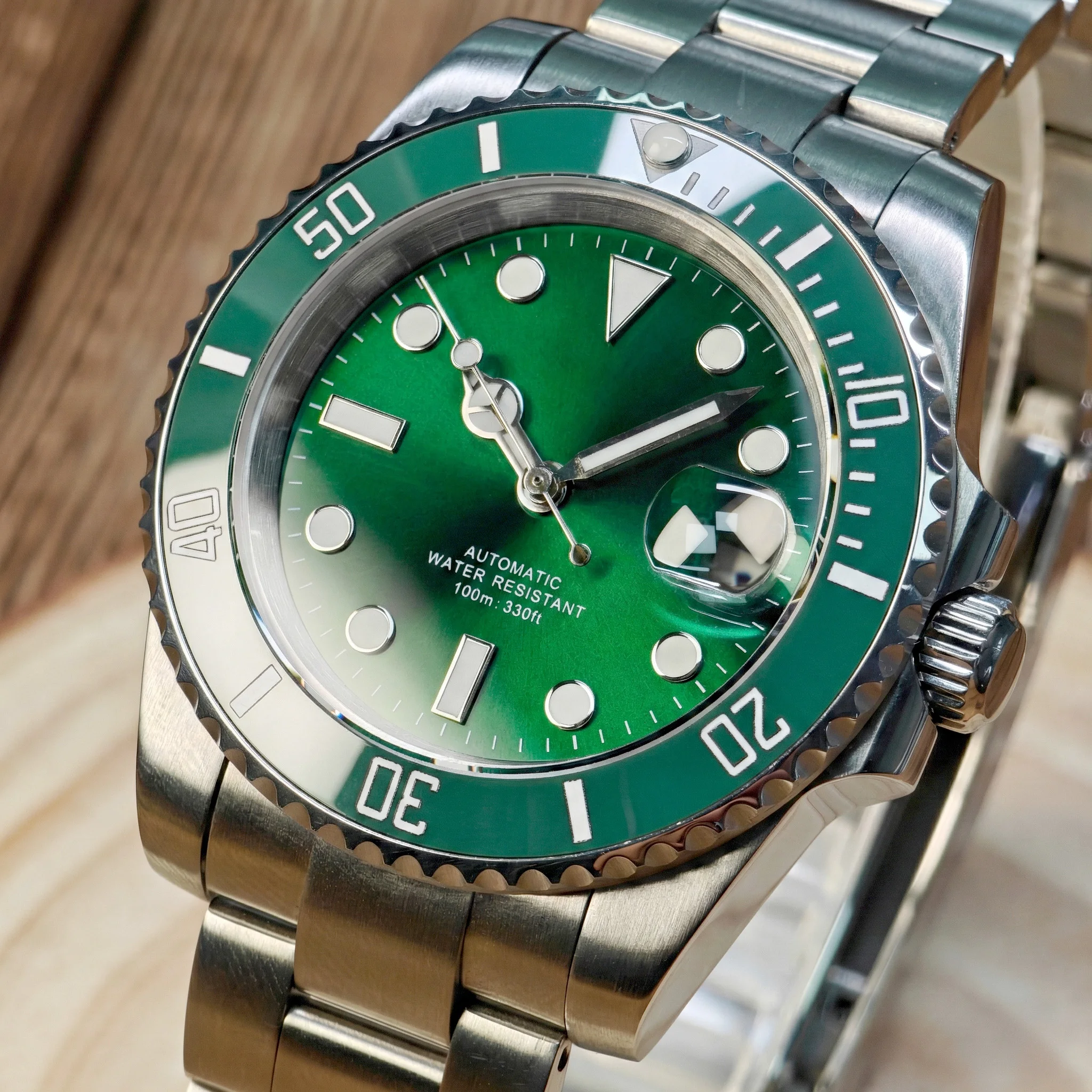 Vollständig personalisierte Corgeut NH35 Automatikuhr für Herren, Taucheruhr 100M, Saphirglas, Keramiklünette, Stahl, personalisiertes Logo auf Zifferblatt, Krone und Gehäuseboden. – Detail 3