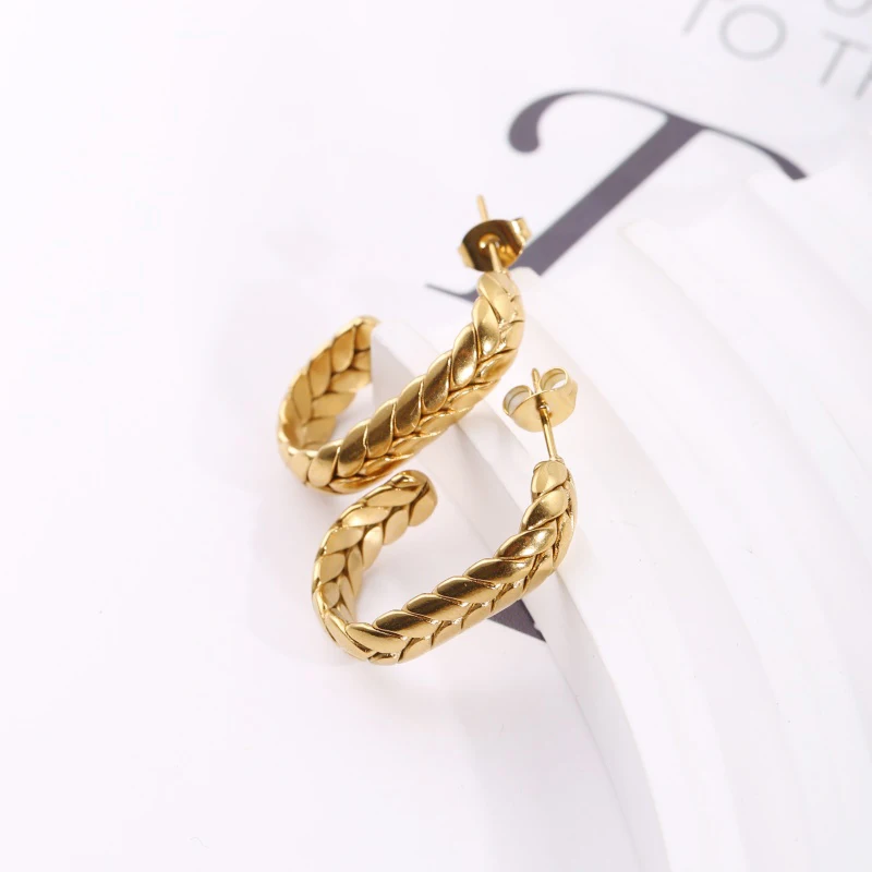 1 piece of stainless steel plated with 18K gold, wheat ear woven C-shaped half-circle stud earrings, vintage heavy-duty twisted half-circle earrings. Suitable for women's vintage light luxury outfits, versatile earrings for commuting and suits. They symbolize peace, prosperity, and good fortune, making them a perfect gift accessory. Suitable for various occasions such as daily gatherings, dates, and travel view 6