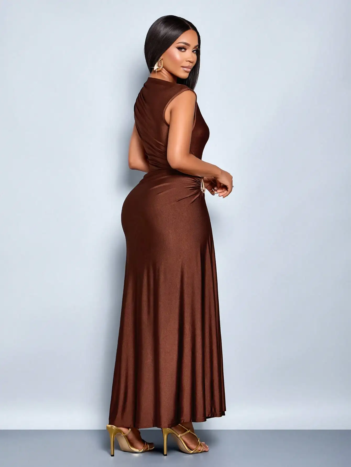 Elegancka, dopasowana sukienka maxi w kolorze brązowym z metalicznymi akcentami, idealna na imprezy, Walentynki i do noszenia na co dzień.