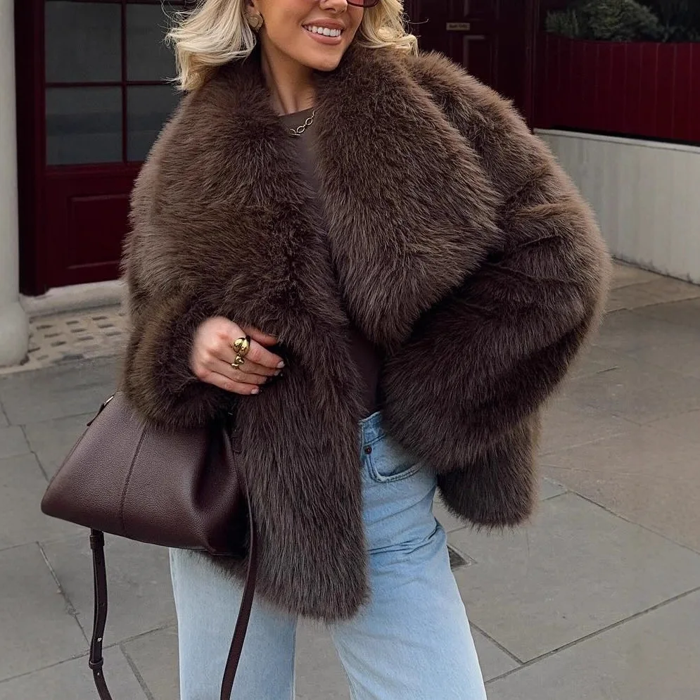 Weiße kurze Mäntel für Damen, Kunstpelzjacken, großer Umlegekragen, offener Stich, lange Ärmel, gerade Passform, lässig, Herbst und Winter 2025,