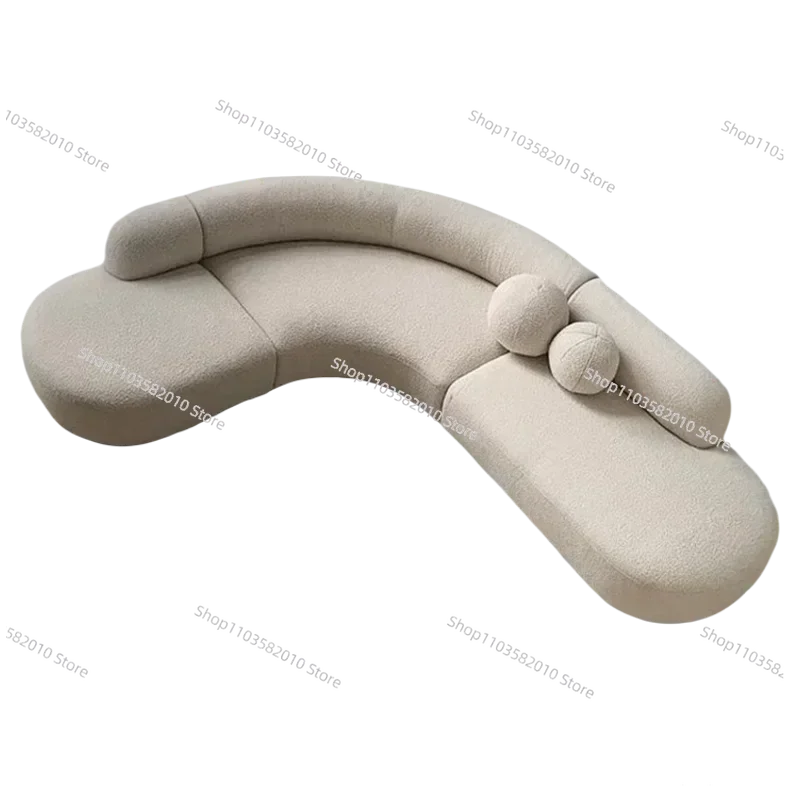 

Угловой диван в форме большой квартиры гостиной