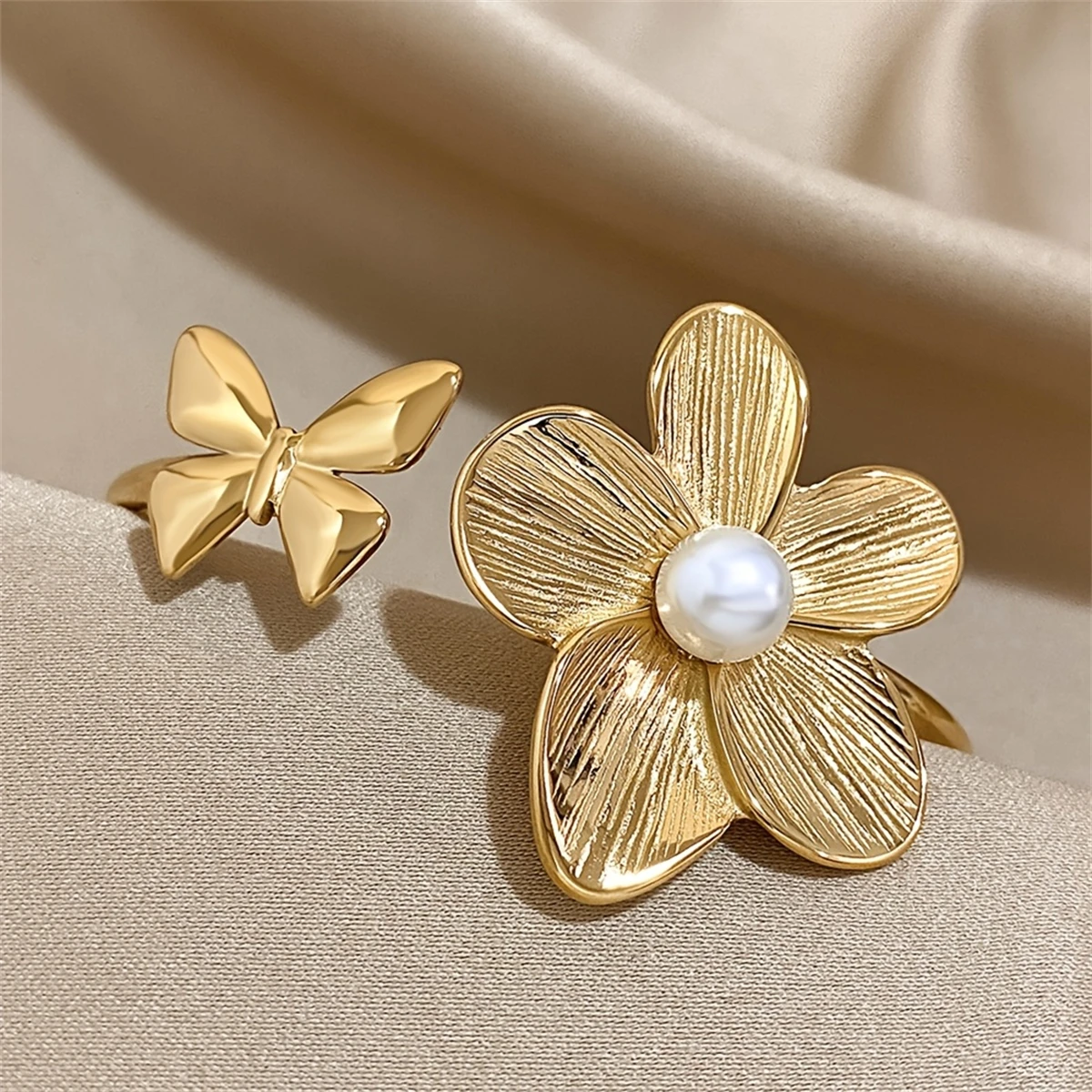 Gmai Bowknot Flower PVD-beschichtetes Edelstahl-Manschettenarmband für Frauen, zierlicher offener Armreif mit Imitationsperlen, Party-Schmuck, Geschenk – Detail 3