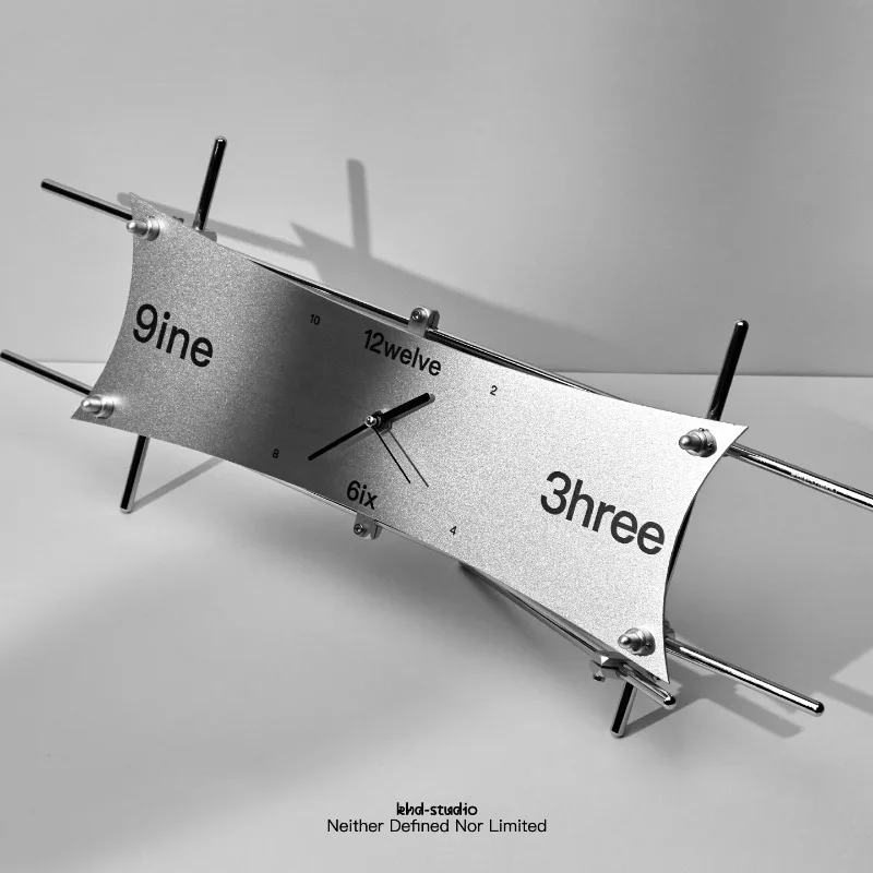 Minimalist Industrial Wall Clock Retro Kite-Shaped Metal Art Clocks Home Office Decor Unique Silent Timepiece for Living Room