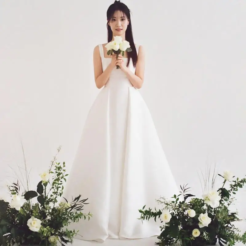 Satynowa suknia ślubna na ramiączkach z prostym i eleganckim charakterem, idealna na bankiety, urodziny i na zewnątrz, z woalką, możliwość personalizacji.