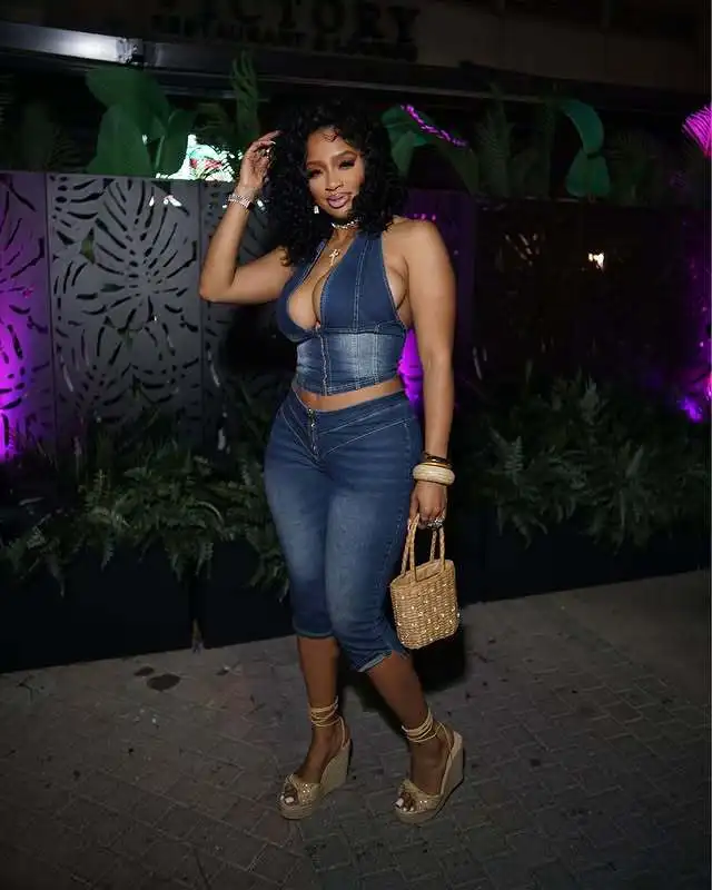 STYLISH LADY Stretch Denim Blue Halter Two Piece Set 2026 Women Zip Crop Top High Waist Capri Pants Sexy Street Jeans Outfit